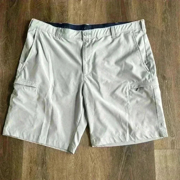 IZOD men’s golf shorts size 40.  Grey.  Good condition! - Picture 1 of 6